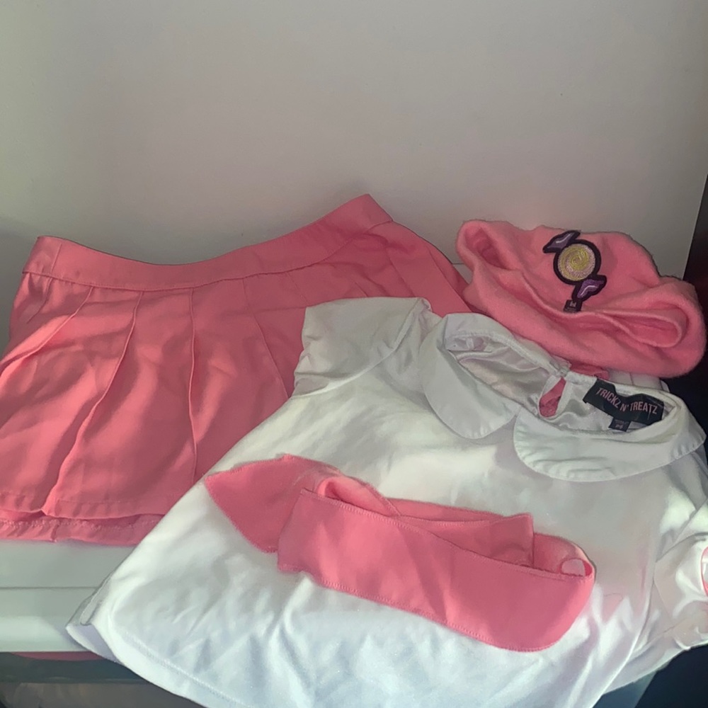 Girls scouts costume. 4 pieces included: Skirt, shirt, hat, tie